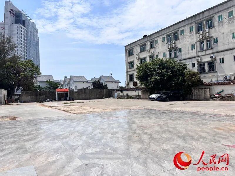 北海银滩旁房车露营地，淡季时基本处于闲置状态。人民网记者 何宁摄
