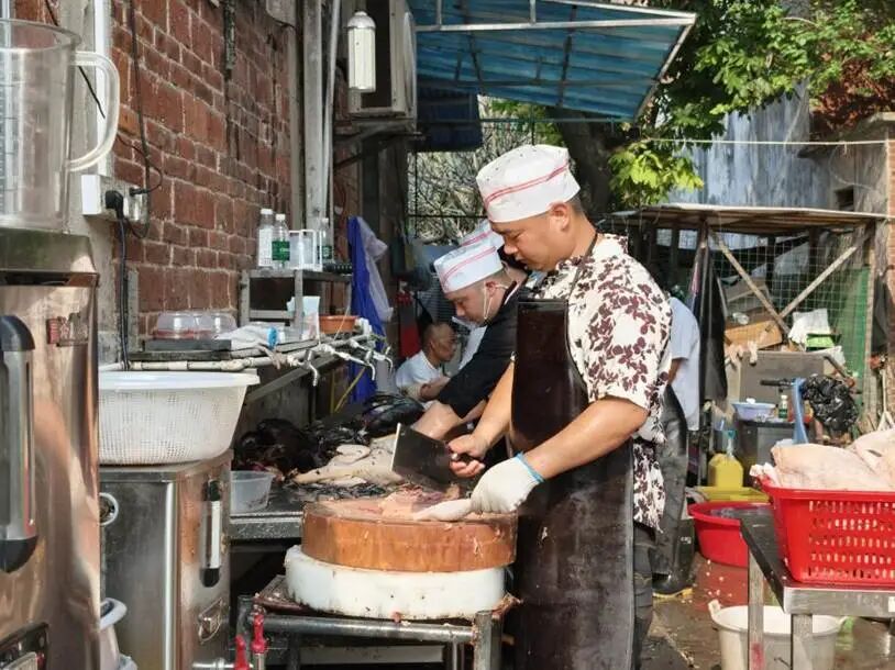 图为连日来，当地政府、餐饮协会等协调人力到场支持莫氏鸡煲经营。人民网记者 王雅蝶 摄