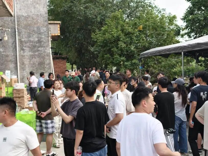 图为莫氏鸡煲小院，游客们排队打卡。人民网记者 王雅蝶 摄