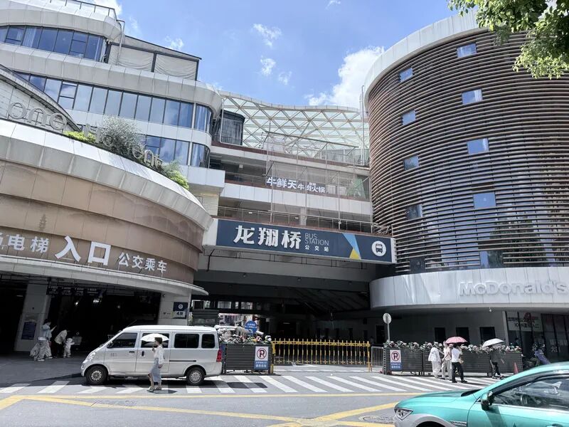 作为TOD复合用地项目，龙翔桥公交站拿出部分土地用于商业改造，同时保留公交功能。李芯妍摄