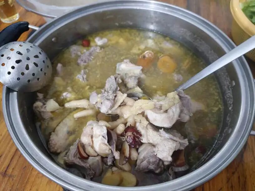 图为鲜香美味的莫氏鸡煲，主打“土鸡+药膳”。人民网记者 王雅蝶 摄