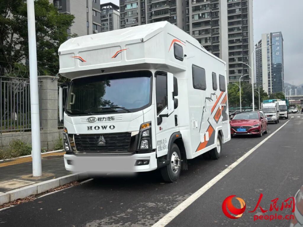 停在昆明融创滇池后海志舟路附近的房车，路边未规划停车位。人民网 雷霁摄