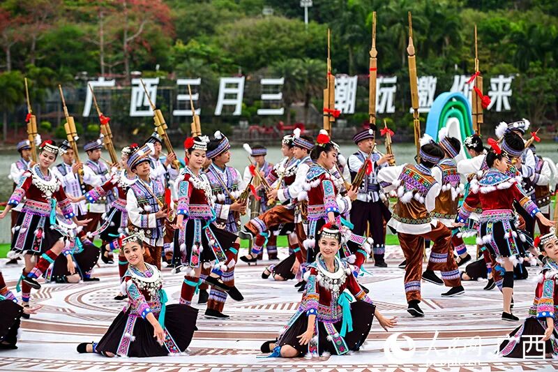 庆祝佳节，载歌载舞。人民网记者 雷琦竣摄