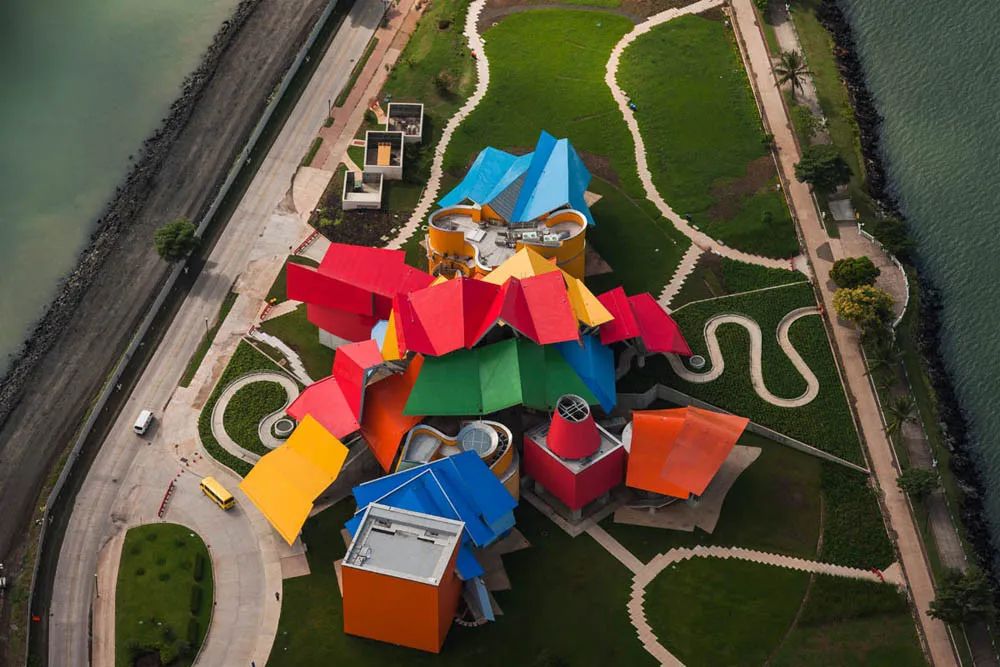 這個(gè)“彩色折紙”狀的博物館，讓人眼前一亮！(圖2)