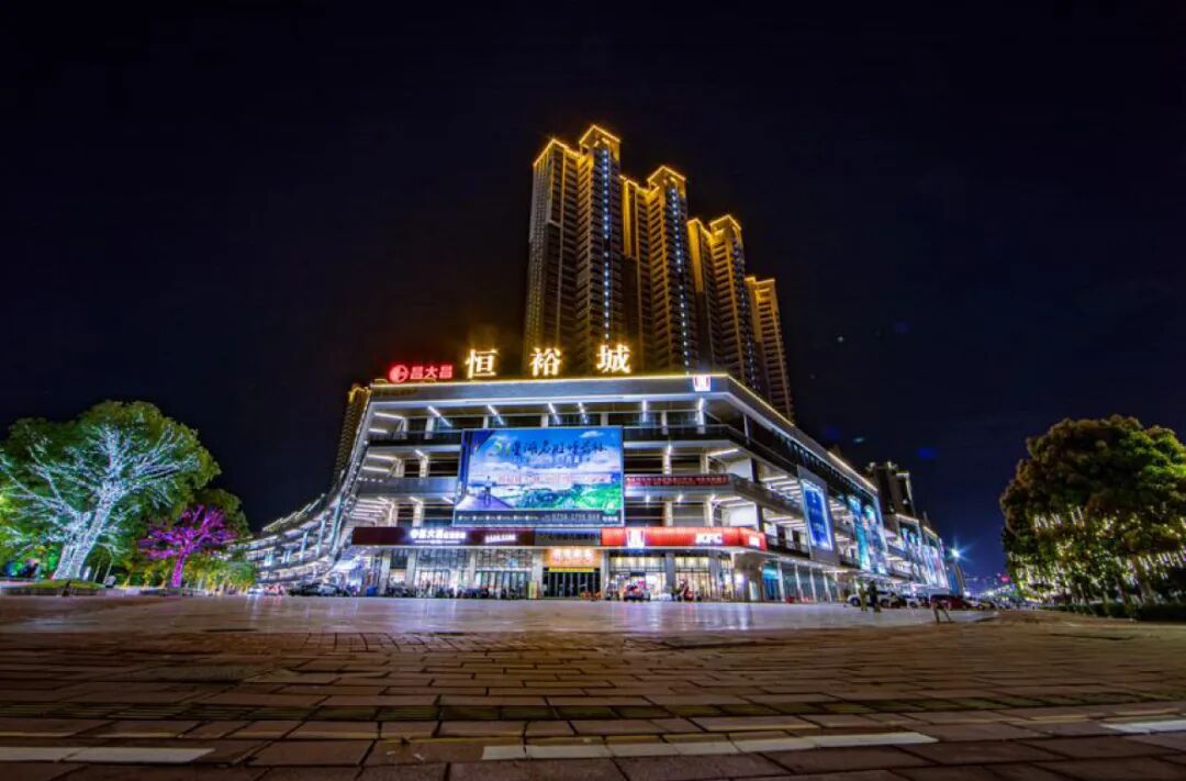 恒裕城购物公园红旗飘飘贺国庆