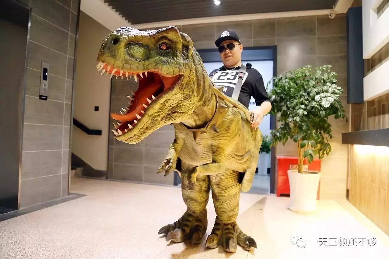 作为著名网红, 恐龙哥带着他的宠物 (图片来自恐龙哥,版权属于原
