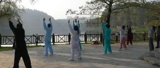 曾经浑身是病、风一吹就感冒，92岁老人靠此法，整个人状态都焕然一新。