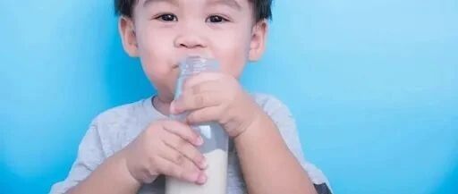 这些“假牛奶”别再给孩子喝了！喝多了影响生长发育