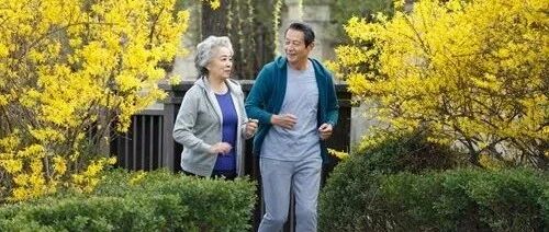 你还在晚上散步吗？现在知道还不晚