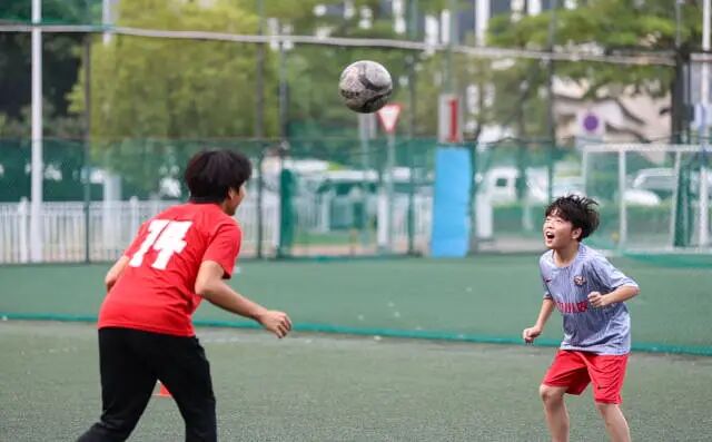 杨吉汉带着弟弟杨吉力练习头球。  南方+ 郑淼鑫 拍摄