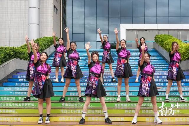 广东理工学院粤超啦啦队。陈彦成 摄