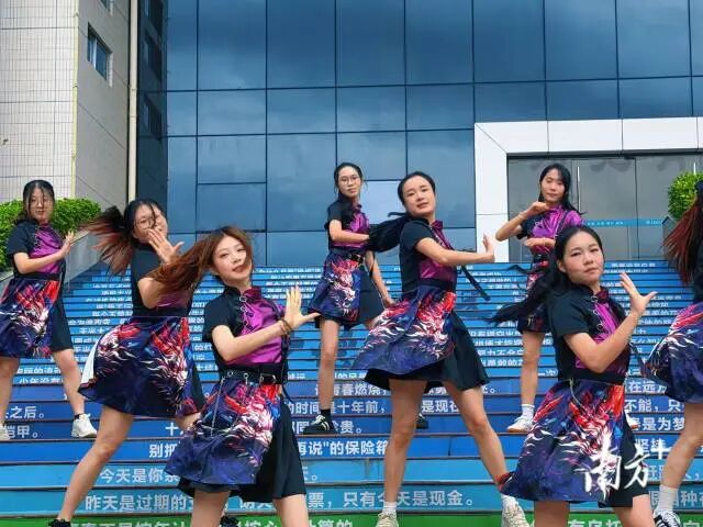 啦啦队成员全部来自会计、电气、智能制造等不同学院。南方+ 刘舜欣 摄