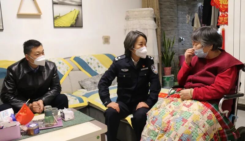 分局党委书记,局长李海强的陪同下,看望慰问因公牺牲民警李怀忠同志