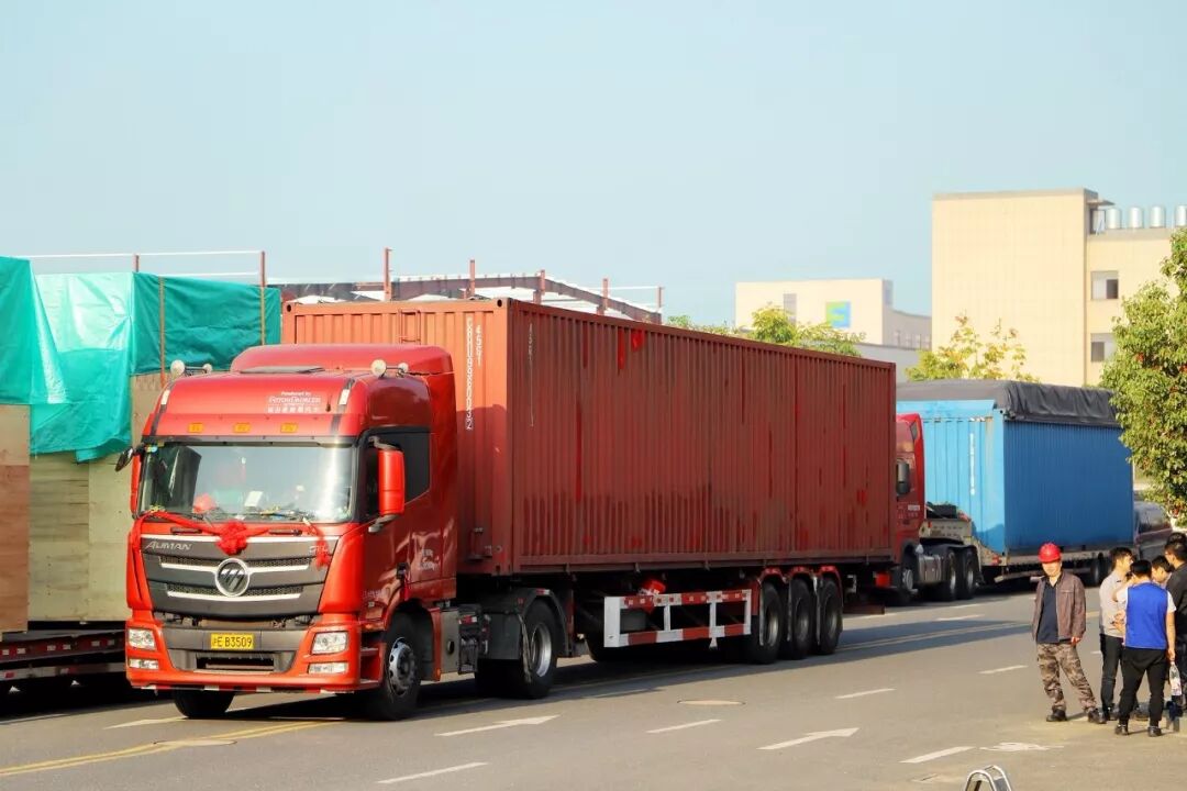 好消息！杭州千芝雅再次喜提最快的全智能瑞光拉拉裤生产线进厂！