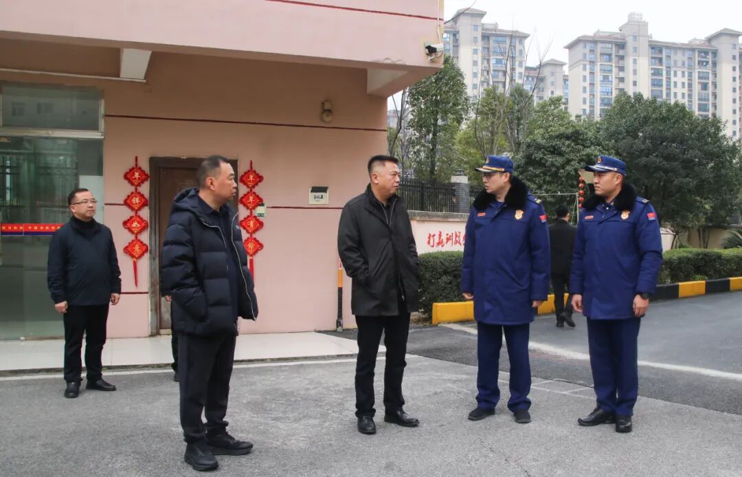 郑绍峰徐光信看望慰问除夕坚守岗位的一线工作人员向大家致以新春的