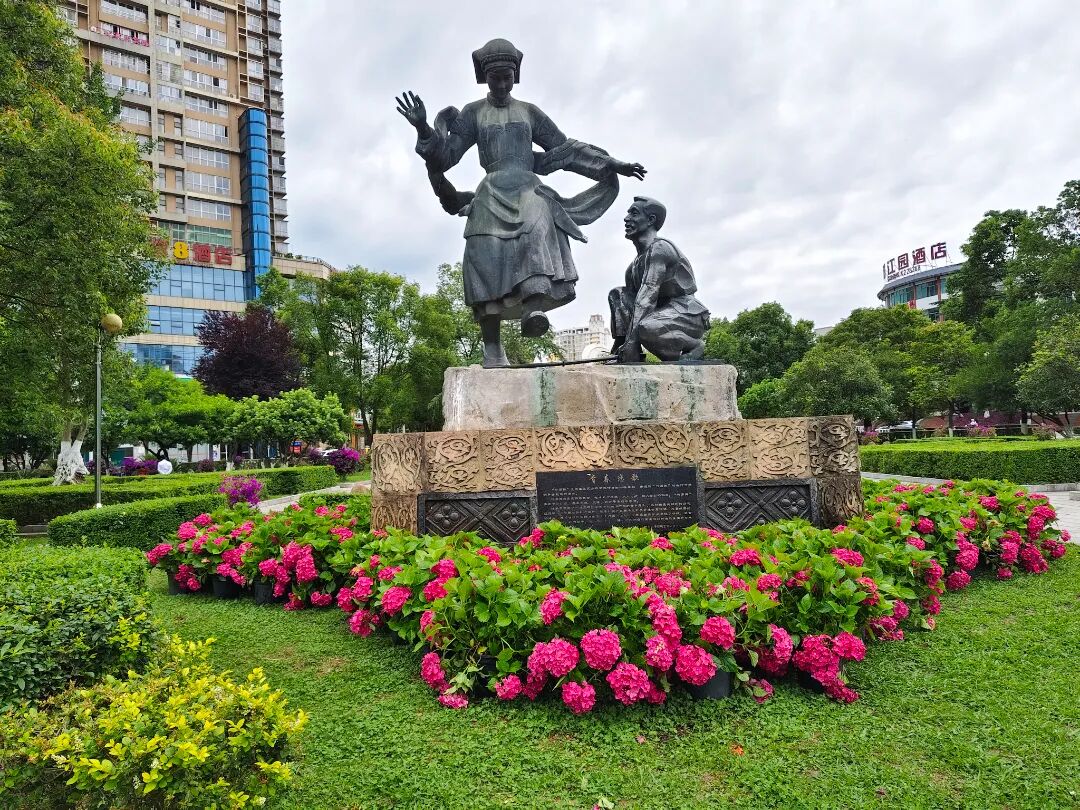 高颜值!惠水城区穿上"花衣裳"