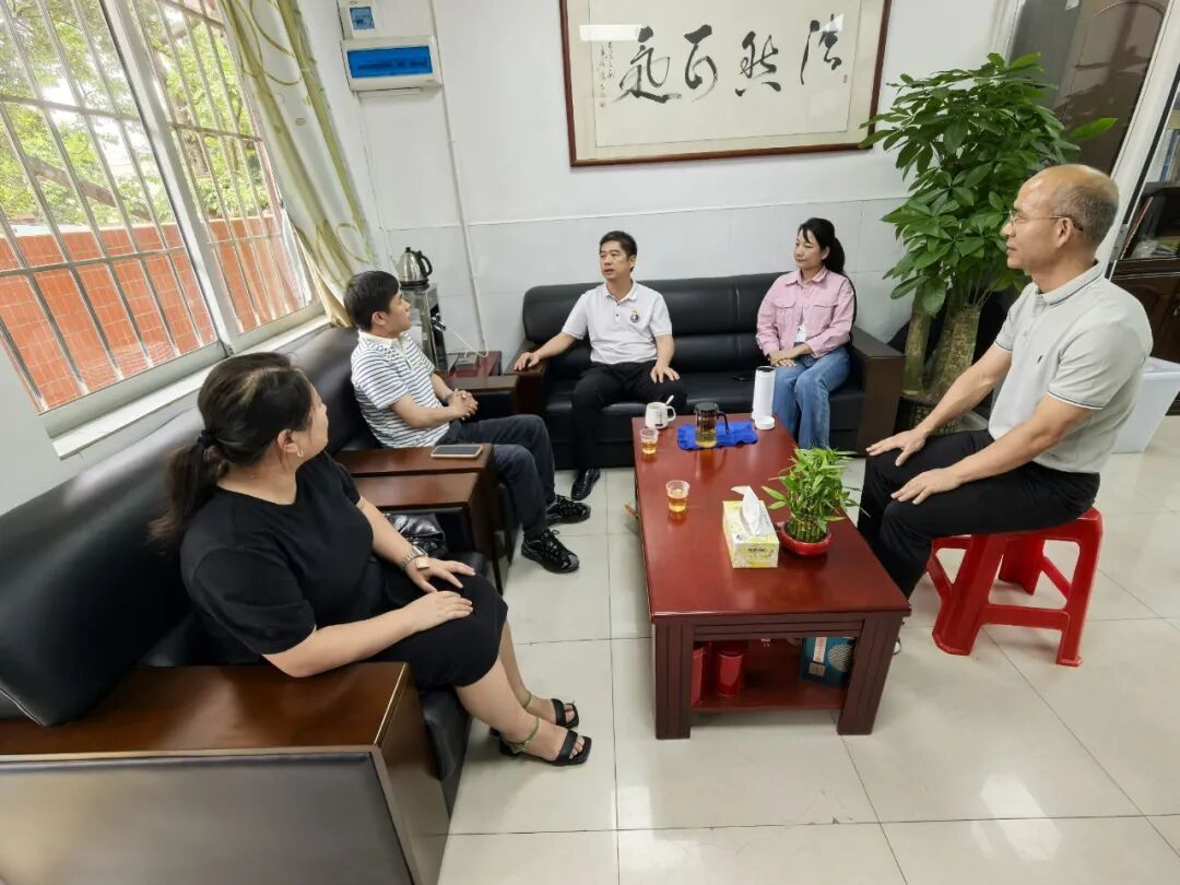 活动伊始,海北小学校长简要介绍了学校的基本情况.