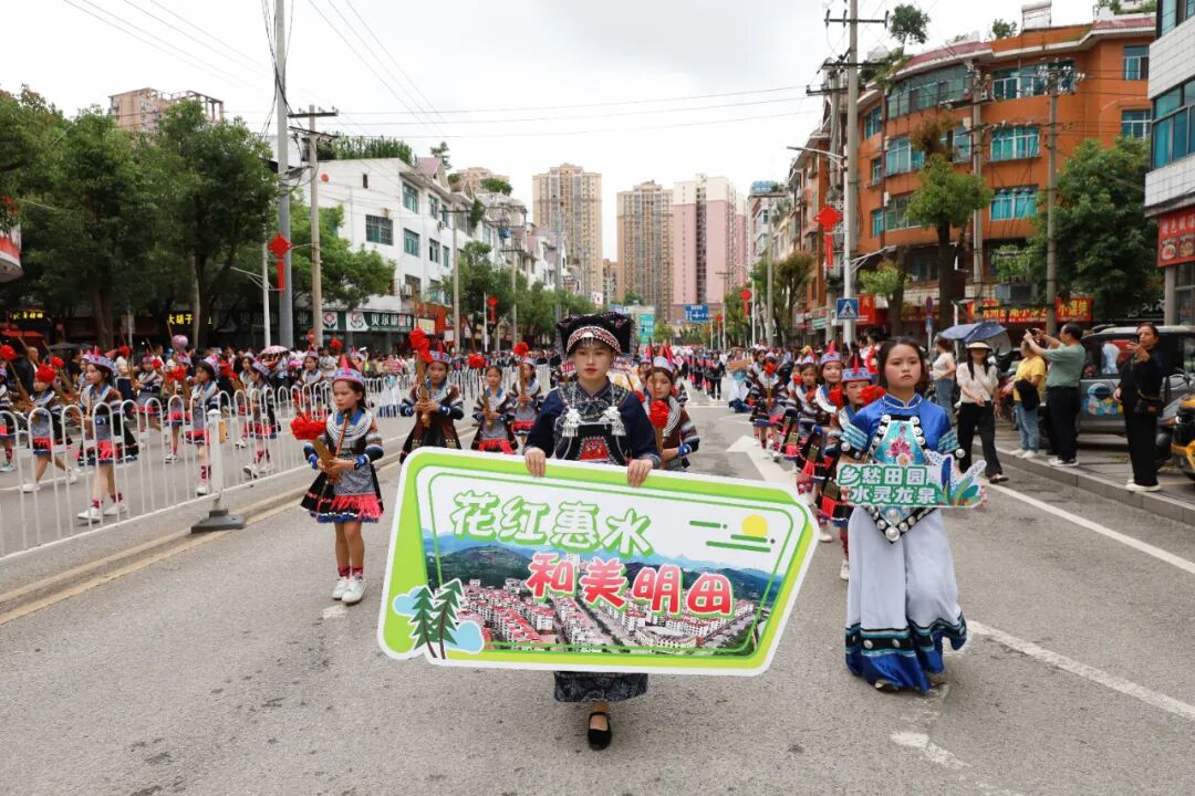 是"宇粽布同"端午周系列活动之一"非遗里的好花红"民族大联欢全民空巷