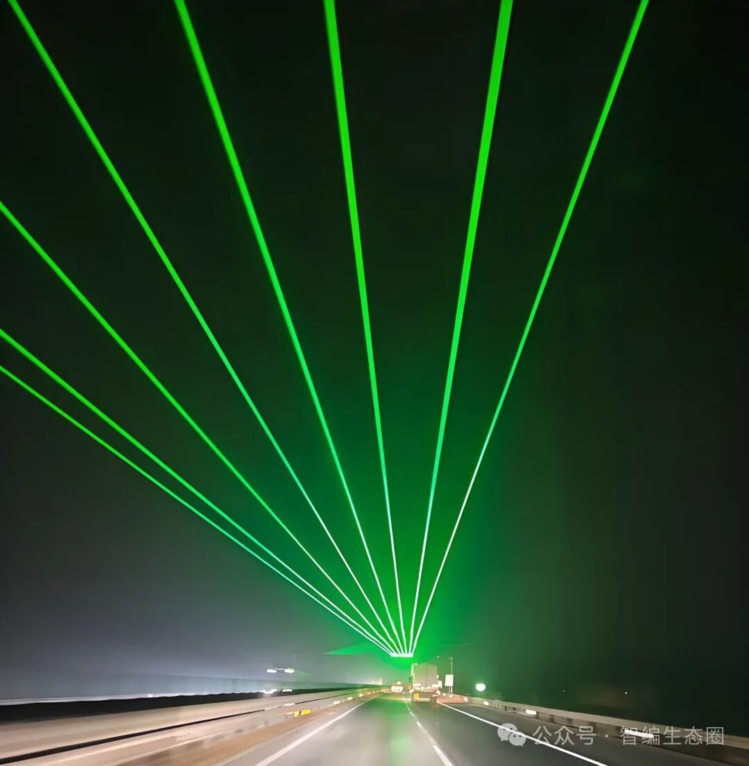 高速夜行惊现“神秘绿光”，竟是隐藏的“保命神器”！很多人还不知道