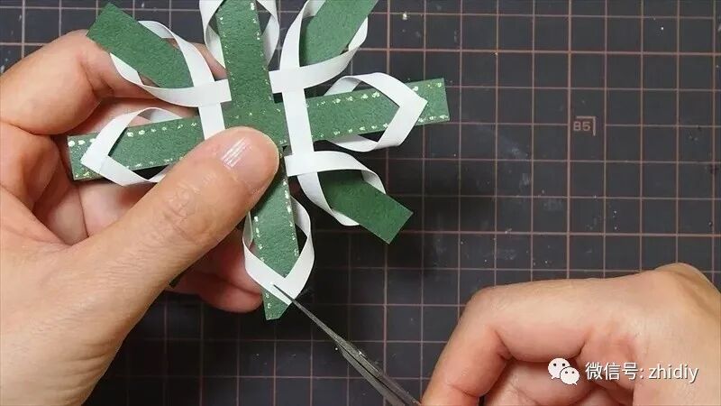 讓你躺在被窩看雪花！紙藝 DIY 的雪花，美的太出眾