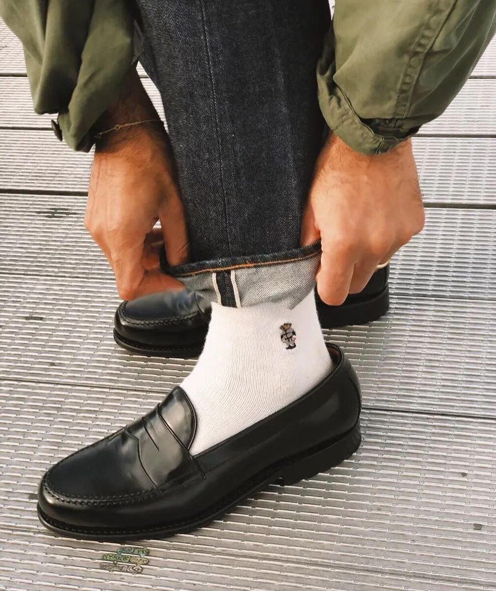 究竟什么人在穿皮鞋时,会穿白袜子?_友友