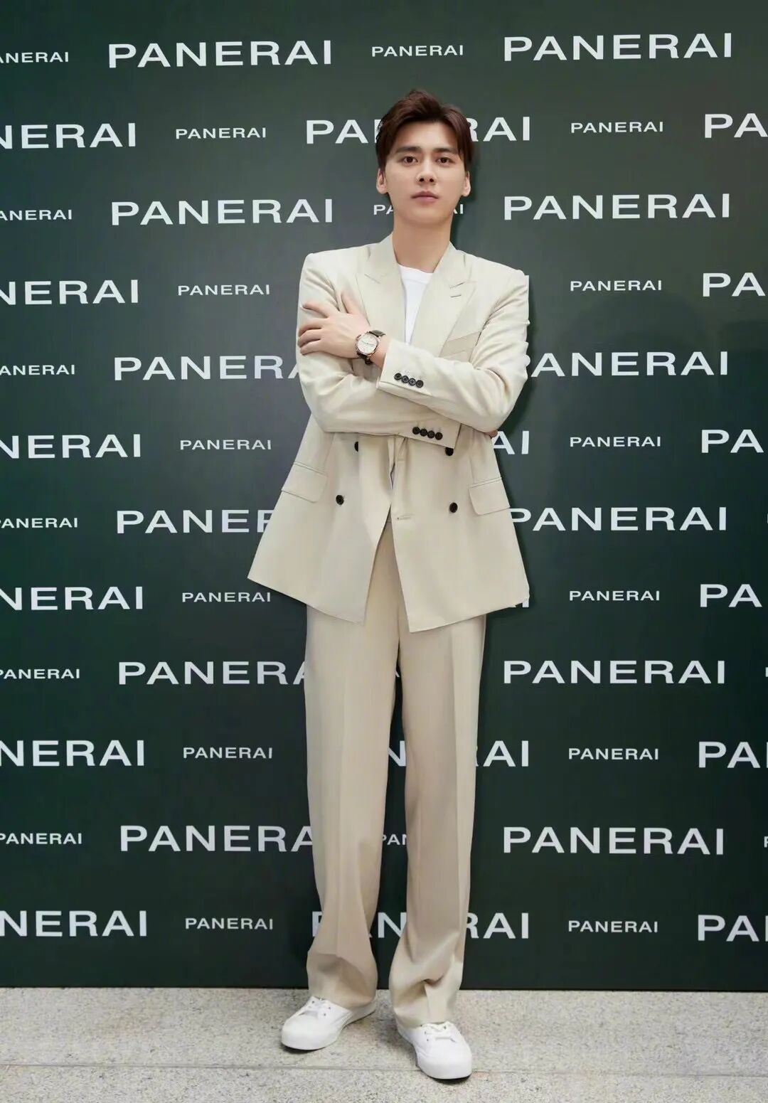 一周男星穿搭丨没想到,有一天陈伟霆穿 chanel 也会"翻车"_友友