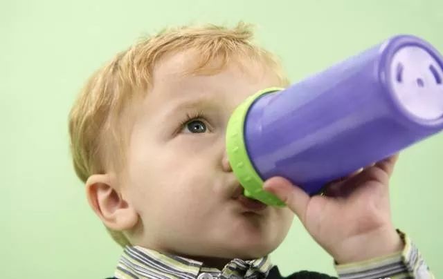 喝水多水中毒？喝水少腎結石？寶寶到底要喝多少水？ 健康 第2張