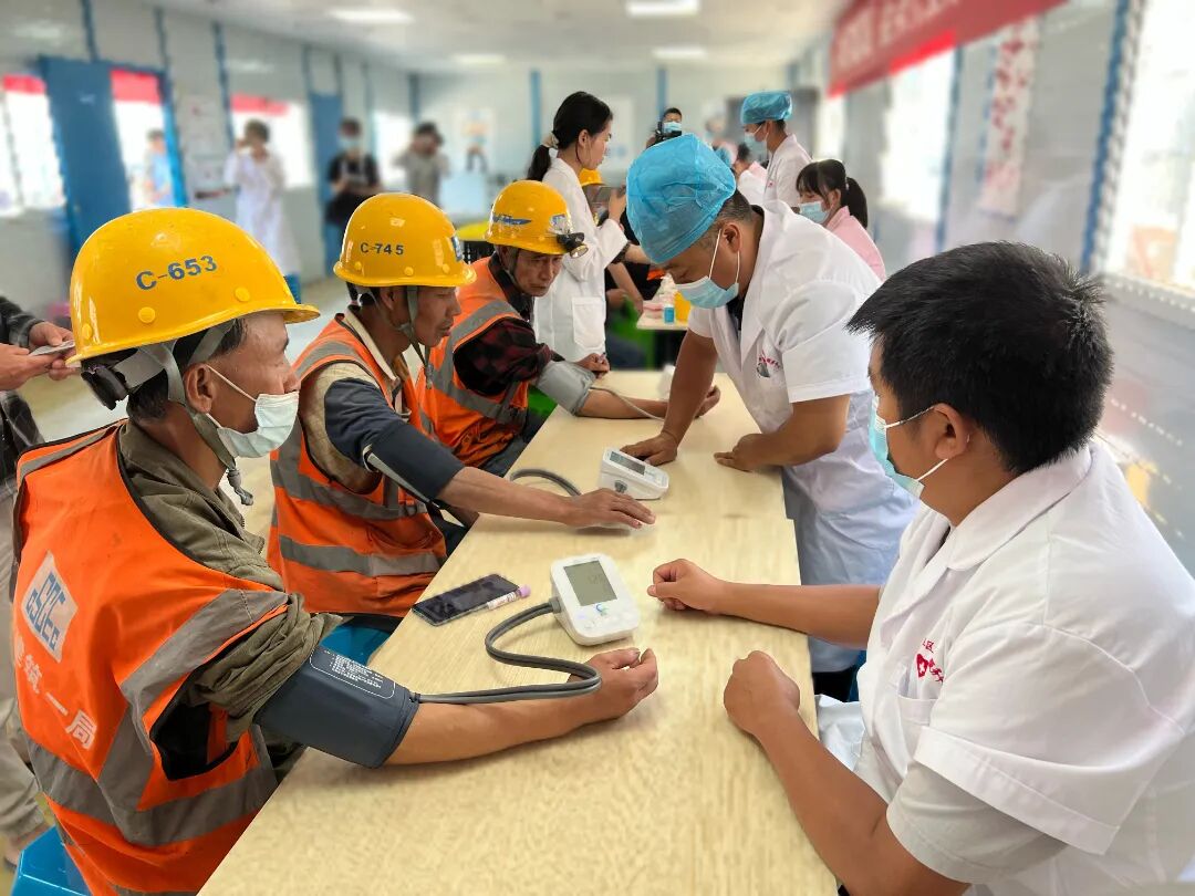 澄江为建筑工人进行免费健康体检