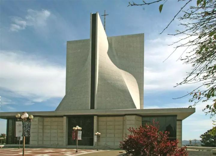 圣玛丽教堂俗称小蛮腰的广州塔采取的是单叶双曲面的结构