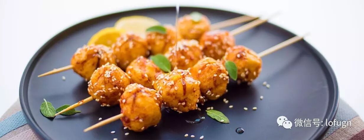 寒夜客来,好食待客 一盘香窜脆爽的碳烤墨鱼丸 让人即使在凛凛朔风之