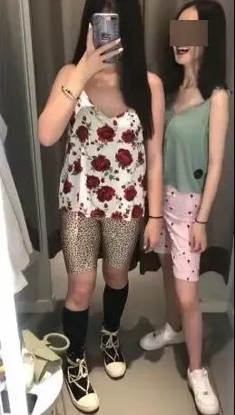 朋友圈迷惑行为大赏：对镜头劈叉、在地上打滚…赢得了点赞，失去了自我（组图） - 29