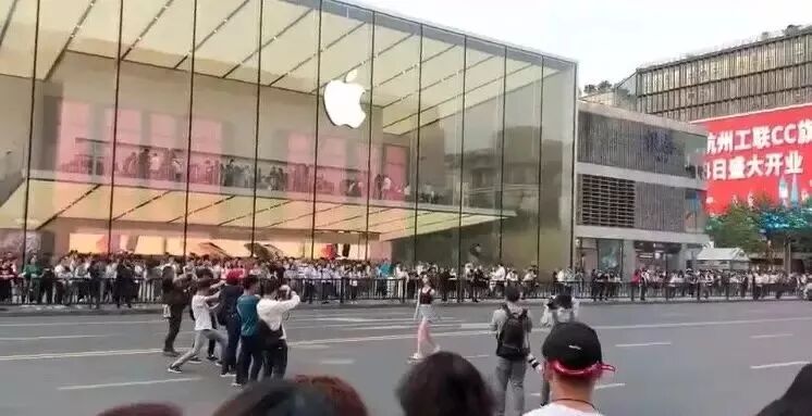 朋友圈迷惑行为大赏：对镜头劈叉、在地上打滚…赢得了点赞，失去了自我（组图） - 27