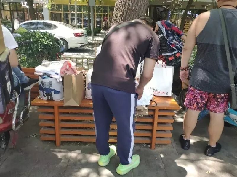 朋友圈迷惑行为大赏：对镜头劈叉、在地上打滚…赢得了点赞，失去了自我（组图） - 52