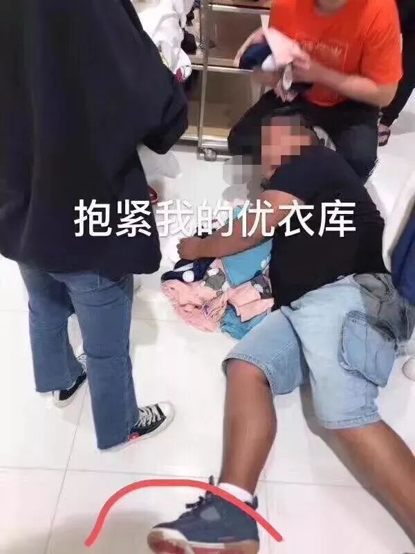 朋友圈迷惑行为大赏：对镜头劈叉、在地上打滚…赢得了点赞，失去了自我（组图） - 49