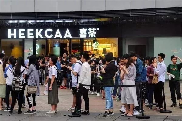 朋友圈迷惑行为大赏：对镜头劈叉、在地上打滚…赢得了点赞，失去了自我（组图） - 41