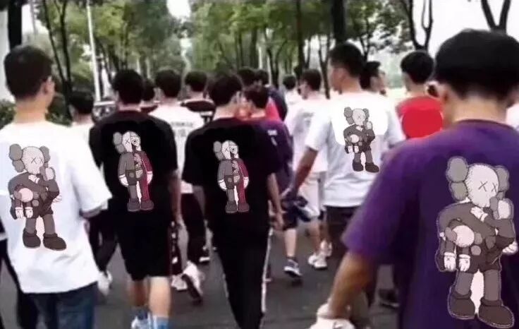 朋友圈迷惑行为大赏：对镜头劈叉、在地上打滚…赢得了点赞，失去了自我（组图） - 39