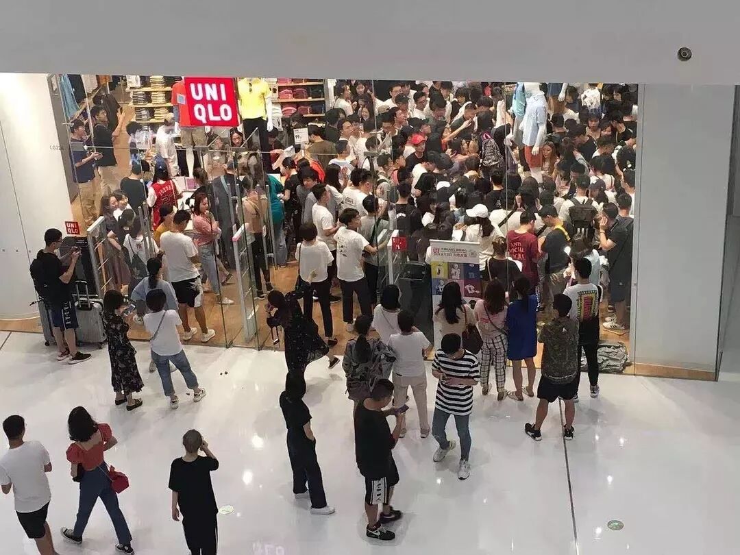 朋友圈迷惑行为大赏：对镜头劈叉、在地上打滚…赢得了点赞，失去了自我（组图） - 33