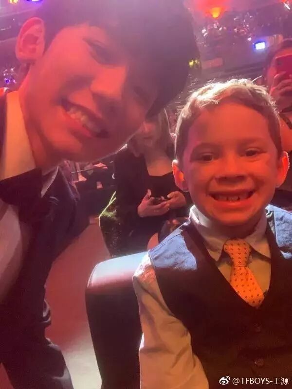 和雷蛇合照，整夜赚一百万，这个用假笑眼神包刷爆贴文的8岁女孩，为什么还有人可怜他？(图6)