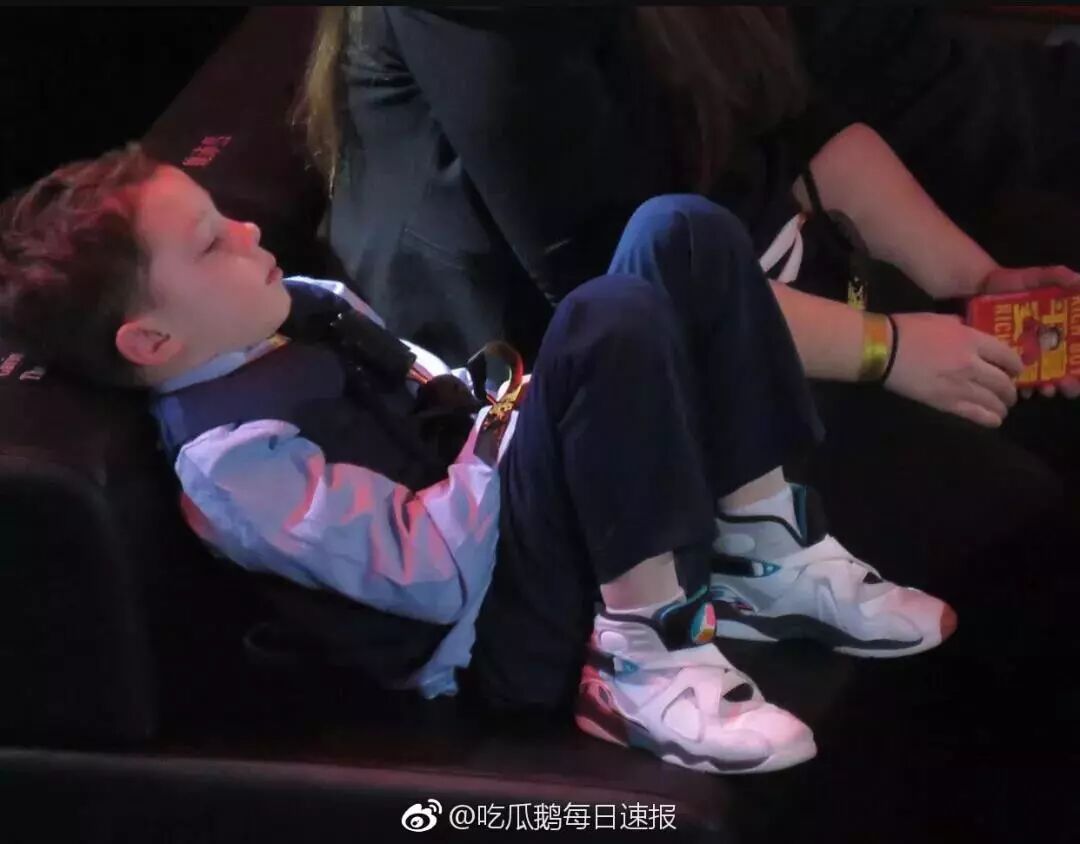 和雷蛇合照，整夜赚一百万，这个用假笑眼神包刷爆贴文的8岁女孩，为什么还有人可怜他？(图13)