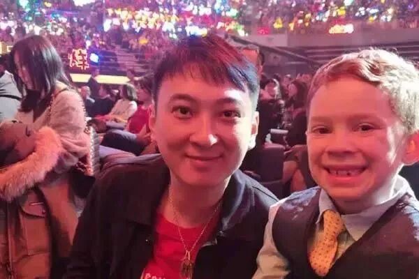 和雷蛇合照，整夜赚一百万，这个用假笑眼神包刷爆贴文的8岁女孩，为什么还有人可怜他？(图7)