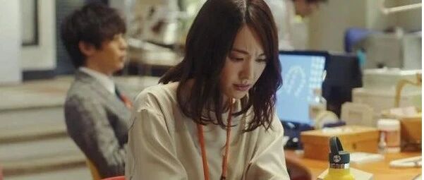 拼多多98年女员工加班猝死：不“拿命换钱”，就要被社会淘汰？