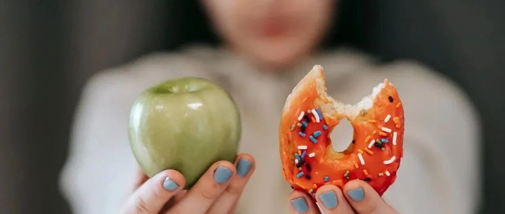 知乎700万人围观：月薪1万在办公室上班和月赚3万卖炸鸡，怎么选？