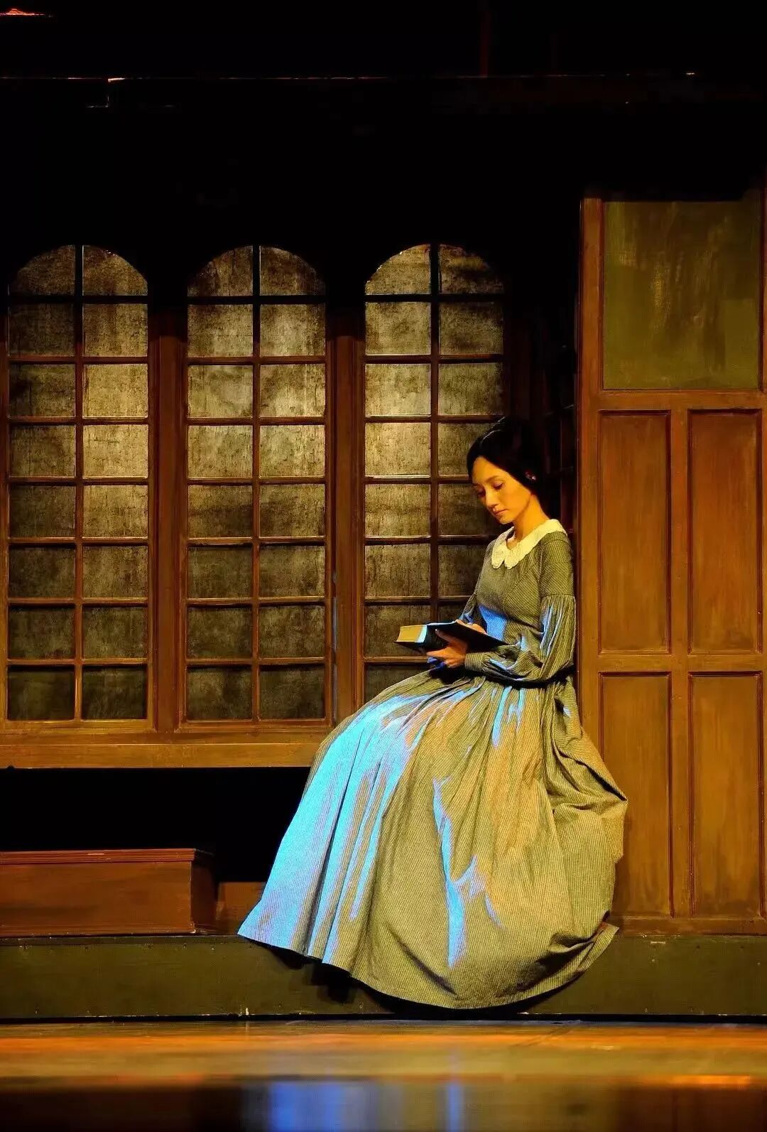 《简爱》剧照2011年,袁泉凭借《简爱》获得中国话剧表演艺术最高奖项"