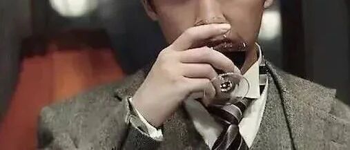 中年男演员，不靠流量靠“变态”