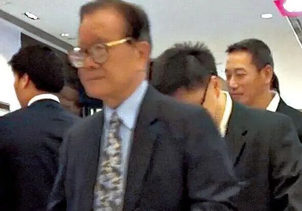 杉杉来了的丸子头怎么扎_向华强到底什么来头_欧来欧来欧来什么歌