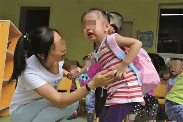 4歲女娃被遺棄在幼稚園，3天無人來接，老師打開書包後看紅了眼！ 親子 第4張