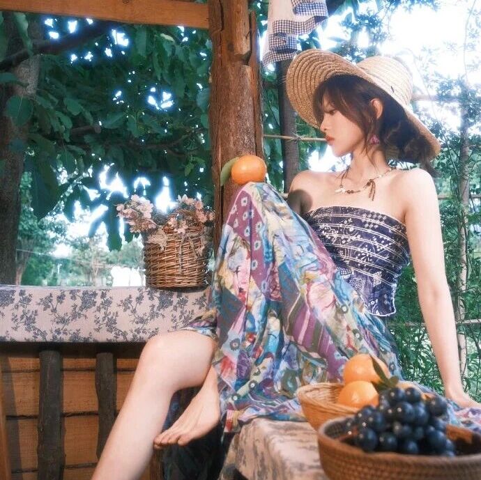 杨超越草帽花裙抱橘,这哪里是明星,分明是从油画里走出来的少女