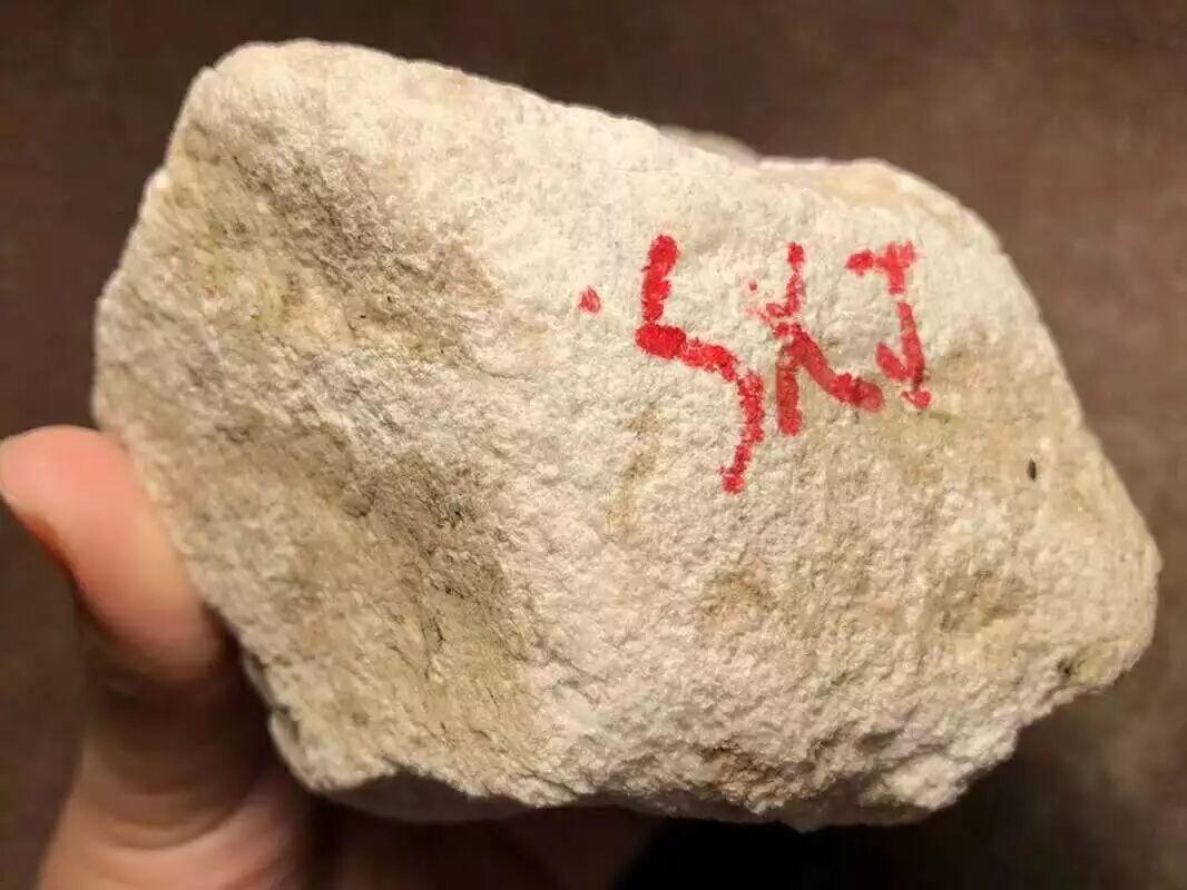 朋友从缅甸大妈手里5万买了块小原石，竟然开出浪漫的冰种桃花春