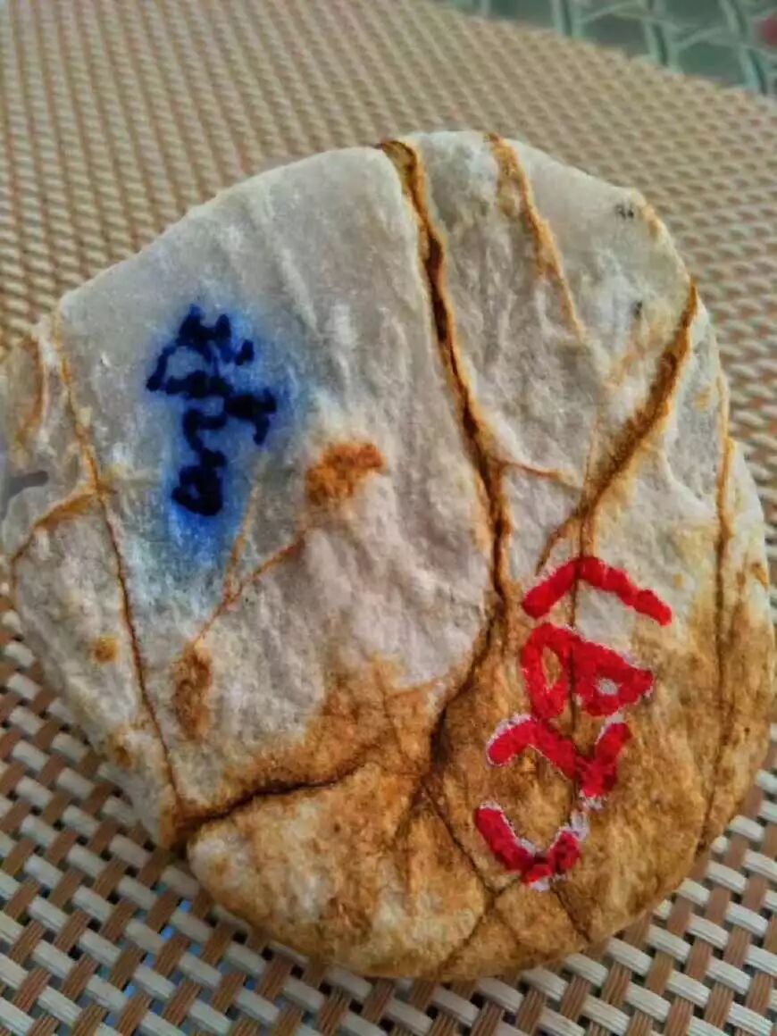 惊奇！小伙硬着头皮买了一块满身裂纹的赌石，竟切出紫罗兰手镯。