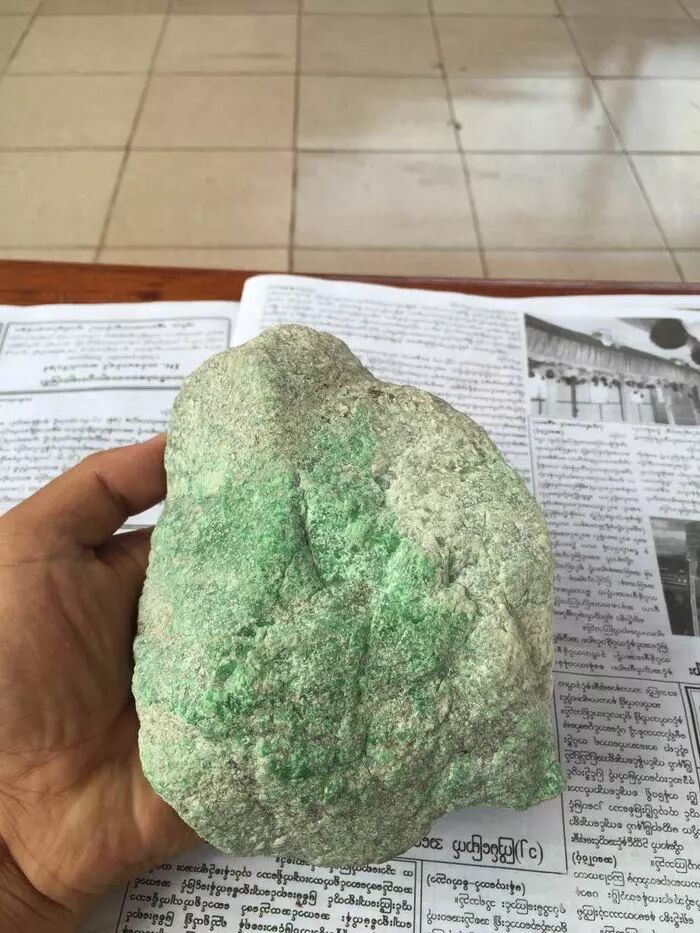 在夜市999块买下的翡翠原石，生怕商家后悔，给钱后撒腿就跑